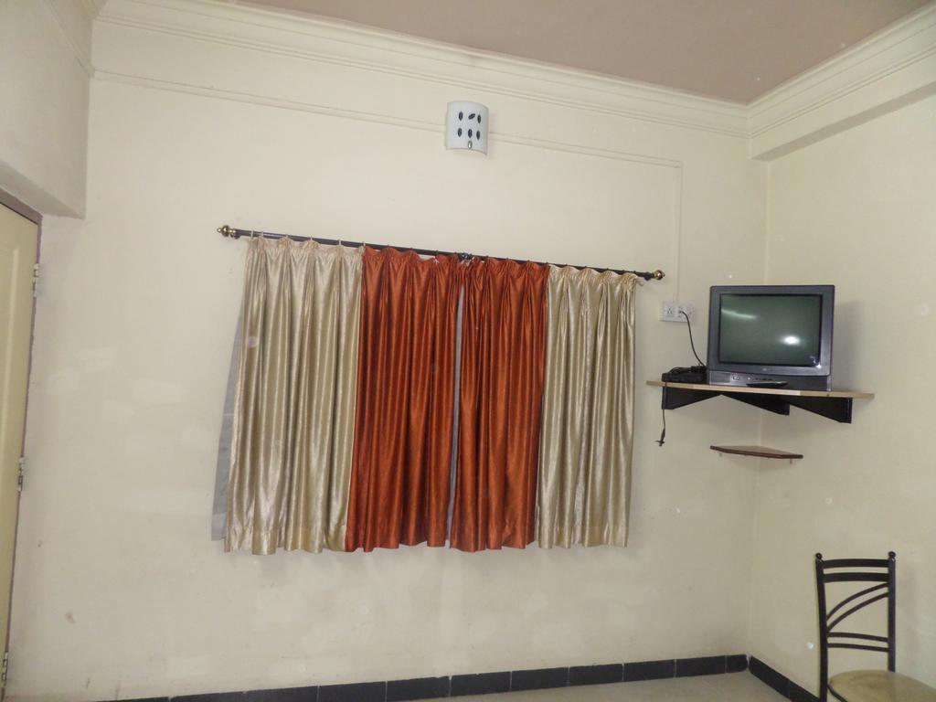 Chalukya Deluxe Hotell Kolhapur Exteriör bild
