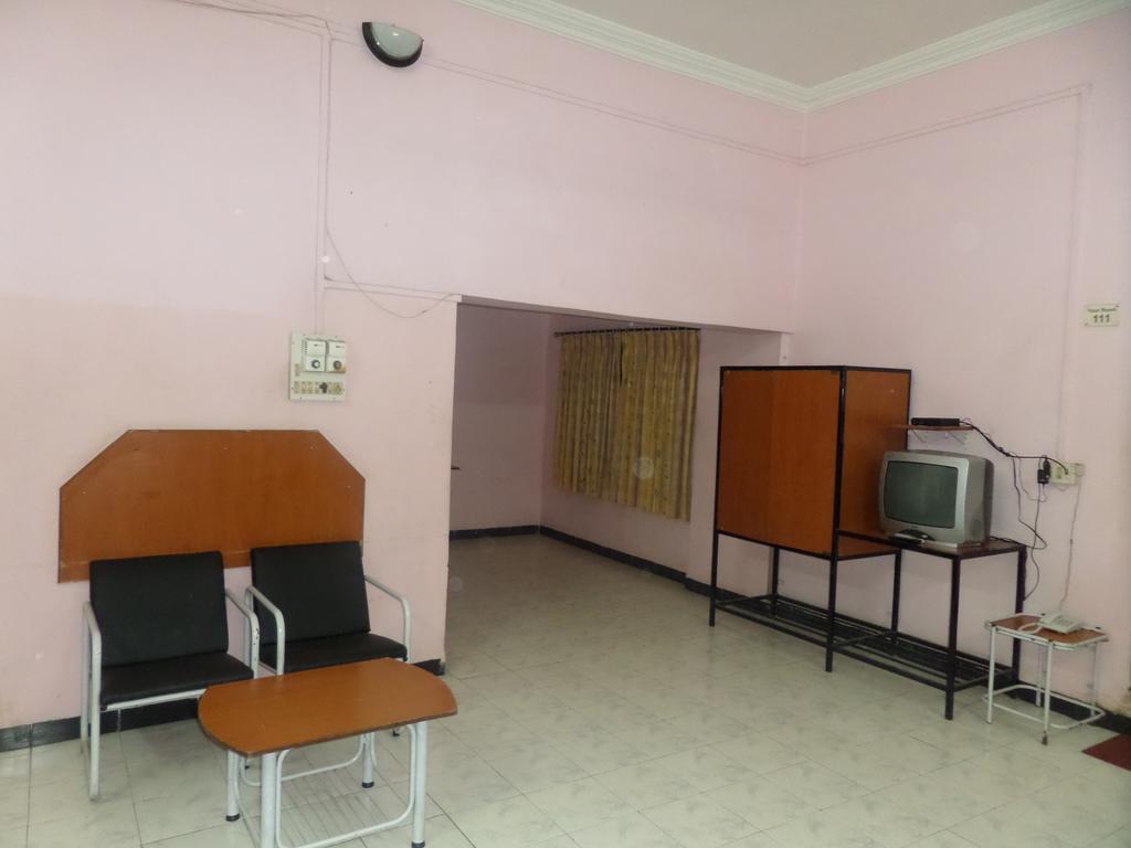 Chalukya Deluxe Hotell Kolhapur Exteriör bild