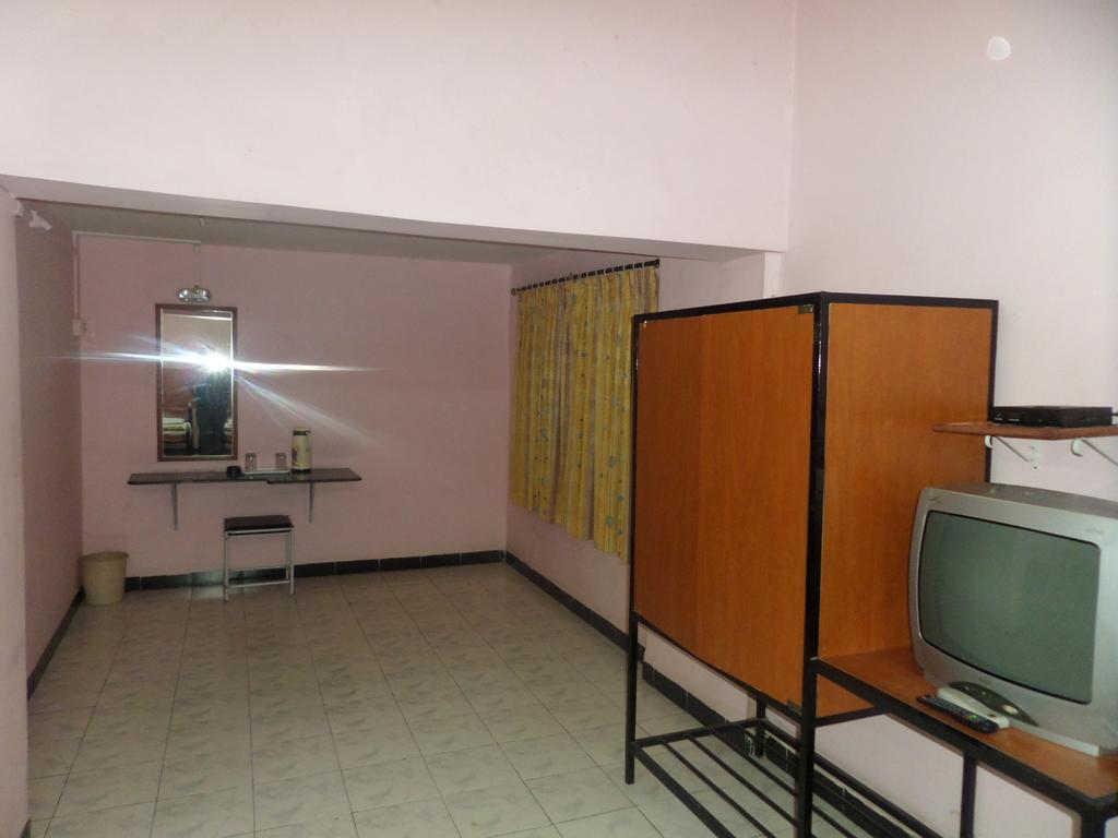 Chalukya Deluxe Hotell Kolhapur Exteriör bild