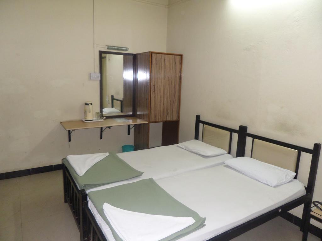 Chalukya Deluxe Hotell Kolhapur Exteriör bild