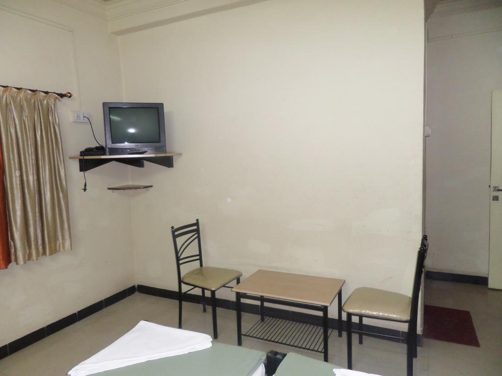 Chalukya Deluxe Hotell Kolhapur Exteriör bild